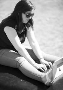 Manuela blogging and copywriting in London on the go